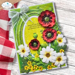 Grüne Karte mit roten Mohnblüten, weißen Gänseblümchen und silberner Schleife, Spruch „Let us live like flowers, wild and beautiful and drenched in the sun“.