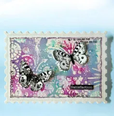 Grußkarte in Briefmarkenform mit bunten Schmetterlingen und Stencil-Hintergrund