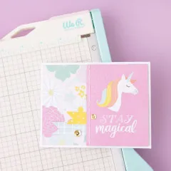 Handgefertigte Grußkarte mit "LOVE YOU" Text und Blumenmotiv auf türkisem Hintergrund, mit Mini Paper Cutter zugeschnitten