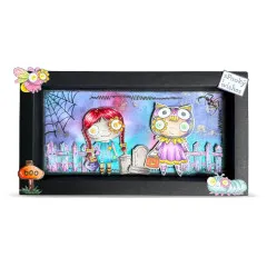 Diorama-Box mit bedruckter Halloween-Szene: Figuren, Grabsteine und Blüten in schwarzem Rahmen
