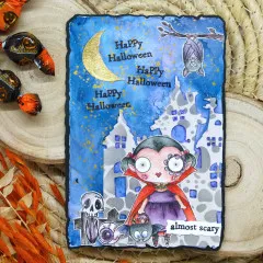 Handgestaltete Grußkarte Happy Halloween mit Vampirin, blauem Schloss, Mond, Fledermäusen und Schädel auf blauem Hintergrund