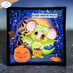 Blaue Halloween-Karte mit Maus im grünen Drachenkostüm, Kürbis und Besen aus Stanzteilen