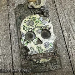 Detailaufnahme eines Totenkopf-Tags mit floralen Stempelmotiven