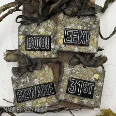 Vier Halloween Tags mit Sternenhimmel-Hintergrund und Schriftzügen