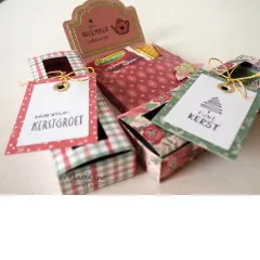 Nahaufnahme selbstgemachter Teelichtboxen und Geschenkanhänger für Weihnachten