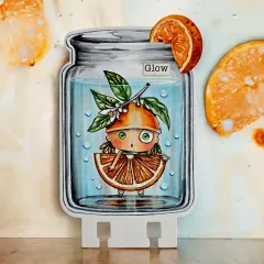 Bastelprojekt eines Einmachglases mit blauem Wasser und Orangen-Figur mit der Aufschrift Glow.