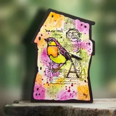 Hausförmiges Bastelprojekt mit buntem Vogel-Motiv und Grunge-Hintergrund
