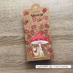 Kraftpapier-Anhänger „Looking Sharp" mit gepunkteten Fliegenpilzen im Musterdruck und einem kolorierten Igel unter einem Pilz im Zentrum.