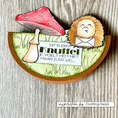 Halbrunde Steckkarte mit Fliegenpilz und Igel, der einen Brief trägt, und Anhänger „Dit is een Knuffel".