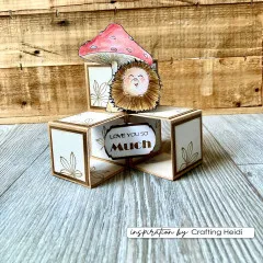 Würfelförmige Pop-up-Karte mit Igel unter einem Fliegenpilz und Spruch „Love You So Much".