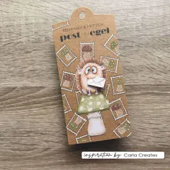 Kraftpapier-Anhänger „Post(z)egel" mit Igel, der einen Brief trägt, auf einem Pilz sitzend, umgeben von Briefmarken-Motiven.