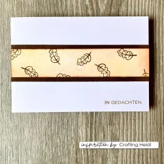 Kleine Trauerkarte „In Gedachten" mit gestempeltem Eichenblatt-Muster auf braunem Papierstreifen.