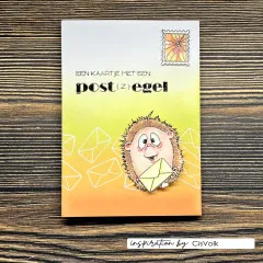 Gelb-oranger Verlaufskarte „Een kaartje met een Post(z)egel" mit Igel, der einen Brief trägt, und Briefmarken-Applikation.