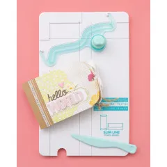 Slimline-Karte mit gelbem Muster und 'hello world' Text auf rosa Untergrund mit Punch Board und Ritzmesser