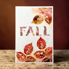 Weiß-rote Karte mit dem Schriftzug Fall und feinen roten Blätter-Stanzteilen