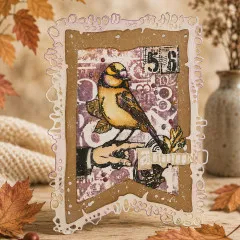Herbstliche Bastelkarte mit Vogel-Stempelabdruck umgeben von Herbstlaub