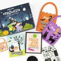 Inhalt der HEROween Box: Stanzformen (Fledermaus, Katze, Geist), farbige Etiketten mit Halloween-Motiven, Stempel und Pailletten
