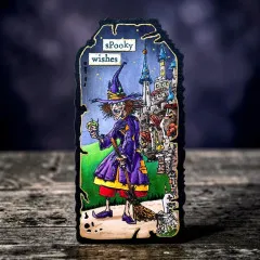 Dunkle Grußkarte: Hexe in violettem Umhang mit Text sSpooky wishes vor farbigem Schloss-Hintergrund