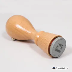 Ergonomischer Holzstempel von Blau in Gelb mit grauer Stempelfläche und Segelboot-Motiv
