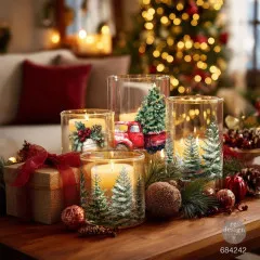 Glaswindlichter dekoriert mit Weihnachtsmotiven der Hometown Holiday Rub-Ons in festlicher Wohnzimmer-Atmosphäre.