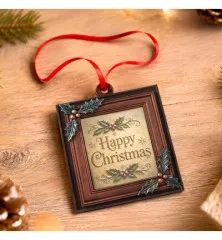 Quadratischer Holzrahmen-Anhänger mit Stechpalmenblättern und Schriftzug „Happy Christmas", mit rotem Band auf Holzuntergrund