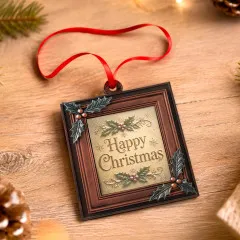 Quadratischer Holzrahmen-Anhänger mit Schriftzug „Happy Christmas", an den Ecken mit grün-roten Stechpalmenblättern aus der Form verziert