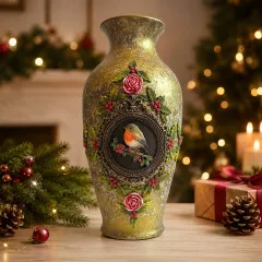 Goldfarbene Vase mit aufgesetzten Rosen-, Stechpalmen- und Rotkehlchen-Medaillon-Verzierungen auf einem Wohnzimmertisch