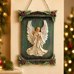 Grün-goldener Wandbehang mit Engelsfigur, oben und unten mit Stechpalmen-Eckmotiven aus der Form an einer Kaminwand hängend