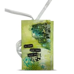 Grünes Mixed-Media-Cover mit Bandschleife, der Karo-Buchstaben-Stanzform und Schriftzug „go where your heart takes you"