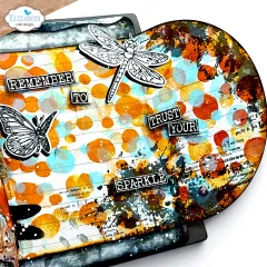 Journalseite mit Punkte-Schablonenmuster, Libelle und Schriftzug "Trust your Sparkle"
