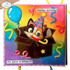 Karte mit Katze, die aus einer Geschenkbox mit Luftballon schaut.