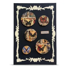Schwarze Karte im cremefarbenen Petal Frame mit runden Schmetterlings-Briefmarken und Connect