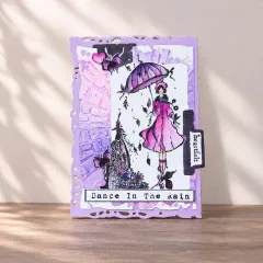 Lila Karte mit Dame in Pink mit Schirm und Etiketten Dance in the rain und heartfelt