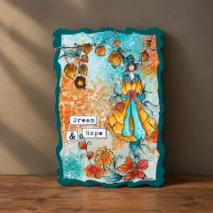 Türkise Karte mit Dame in Orange und Blau und Etiketten Dream & Hope