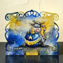 Blau-goldene Mixed-Media-Karte 'DREAM' mit Kuh und blauer Weihnachtskugel