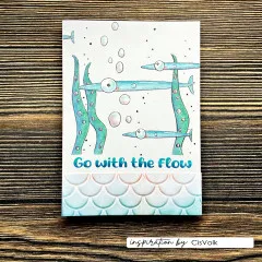 Karte mit Fischen, Algen und Spruch Go with the Flow in Blau-Tönen