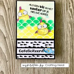 Karte mit zwei gelben Fischen über grün-gelben Schuppen und Text zur neuen Adresse