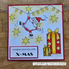 Quadratische Karte mit Weihnachtsmann an Lichterkette, gelben Sternen und Geschenkstapel
