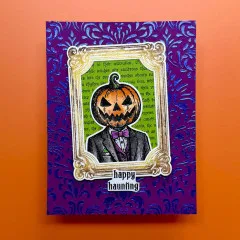 Halloween-Karte mit Kürbiskopf im Anzug in goldenem Rahmen auf Lila und Text happy haunting