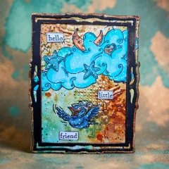 Karte mit blauer Wolke, Sternen, fliegendem Vogel und Etiketten hello, little, friend