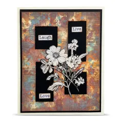 Karte mit schwarzen Tickets Laugh, Live, Love hinter gestempeltem Blumenstrauß auf Rost-Hintergrund