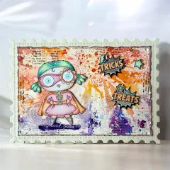 Gestempelte Karte mit Superhelden-Mädchen, Magenta-Maske, türkis-Haare, bunte Splatter, Tricks-Treats-Elemente