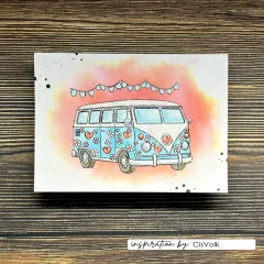 Karte mit hellblauem Hippie-Bus, Blumen, Herzen und Wimpelkette vor orangefarbenem Aquarellhintergrund