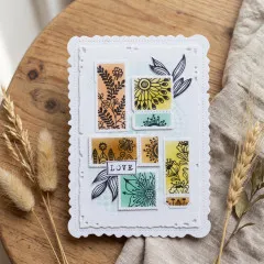 Weiße Karte mit bunt hinterlegten Tickets mit Blumen- und Rankenmotiven und Love