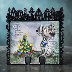 Karte mit gestanztem Häuser-Rahmen zeigt Dalmatiner-Hund neben geschmücktem Weihnachtsbaum