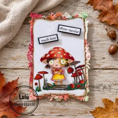 Weiße Karte mit Pilzmädchen, Fliegenpilzen und Etiketten mush love, spore-tacular