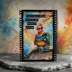 Gestaltete Karte 'I don't have a welcome mat at my door' mit Hahn im gestrickten Schal auf strukturiertem Hintergrund
