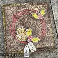 Karte mit Kranz, Tannenzapfen, Stechpalme und Anhänger merry + bright
