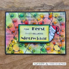 Bunte Weihnachtskarte mit Lichterketten, Weihnachtsmann und Textschild auf Holztisch