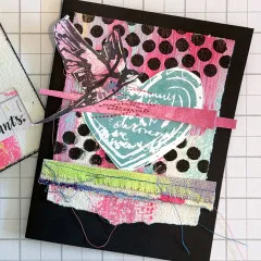 Mixed-Media-Karte mit schwarzem Punktmuster auf Pink, türkisem Herz, Vogel und Stoffstreifen